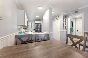 Fridge, microwave, oven, stovetop - Minutes to the beach,heatedoutdoor pool,onsite beach bar &grill, pool bar &grill (Hilton Head Island)