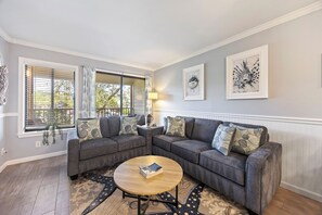 Smart TV, DVD player, books, video library - Minutes to the beach,heatedoutdoor pool,onsite beach bar &grill, pool bar &grill (Hilton Head Island)