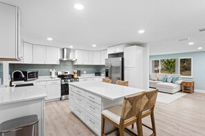 Fridge, microwave, oven, stovetop - Sleeps 22 + Resort Backyard + Pool+Pickleball+Playset + Near Beach and IMG (Bradenton)