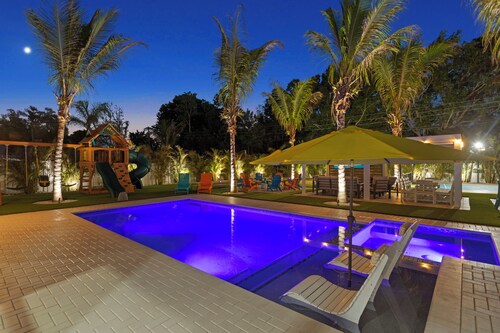 Sleeps 22 + Resort Backyard + Pool+Pickleball+Playset + Near Beach and IMG