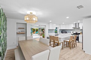 Dining - Sleeps 22 + Resort Backyard + Pool+Pickleball+Playset + Near Beach and IMG (Bradenton)