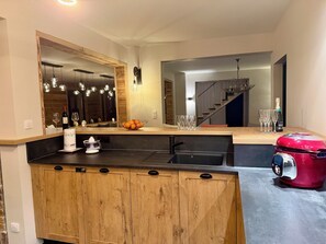 Private kitchen - Chalet Le Repère des Générations-15p-SPA- Sauna-Pool (Champdray)