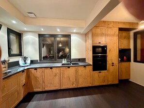 Private kitchen - Chalet Le Repère des Générations-15p-SPA- Sauna-Pool (Champdray)