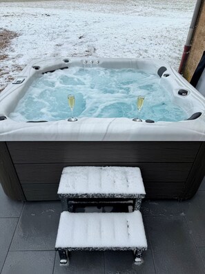 Outdoor spa tub - Chalet Le Repère des Générations-15p-SPA- Sauna-Pool (Champdray)