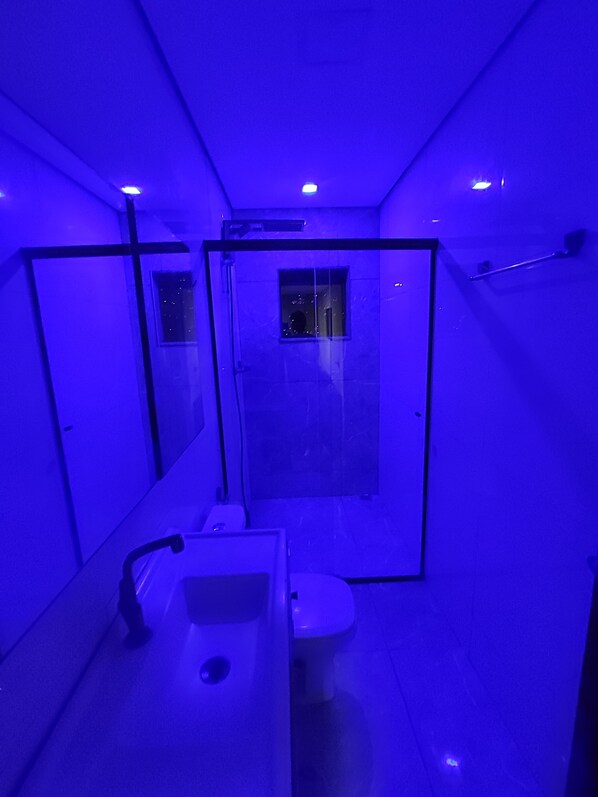 Dusche, HandtĂŒcher, Toilettenpapier