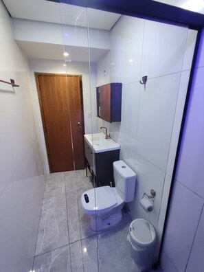Dusche, HandtĂŒcher, Toilettenpapier