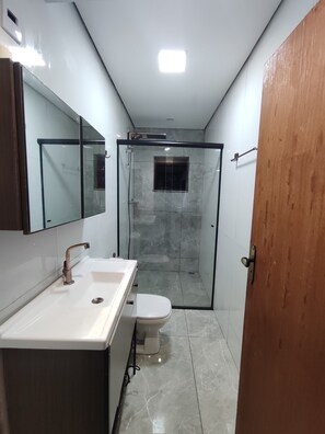 Dusche, HandtĂŒcher, Toilettenpapier
