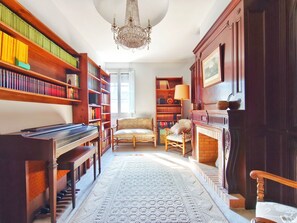 Smart TV, books - Spacious 3-bedroom House in Martorelles, Barcelona (Martorelles)