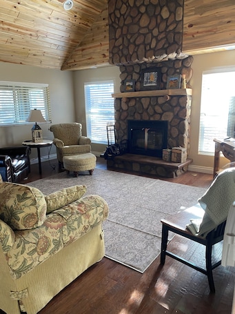 Smart TV. Pleasant 2-bedroom cottage in Weston perfect for a relaxing getaway