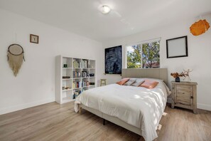 3 bedrooms, iron/ironing board, free WiFi, bed sheets - Stylish Modern House - Mins to Brickell, Grove, Gables & Airport (Miami)