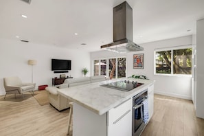 Fridge, microwave, oven, stovetop - Stylish Modern House - Mins to Brickell, Grove, Gables & Airport (Miami)