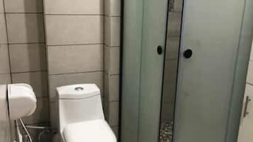 Haartrockner, Handtücher, Seife, Toilettenpapier
