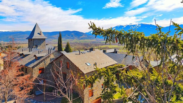 A mountainous village with stone buildings, a church, and a clear blue sky. - House in La Cerdanya, Ger. Surrounded by nature (La Pleta de Saga)