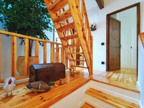 Eine Holztreppe mit Blick auf einen Raum.