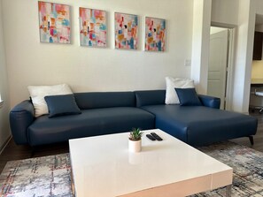 Living area - Convenient 2bed 2bath apt near Stone Brial mall/Centre in Frisco (Frisco)