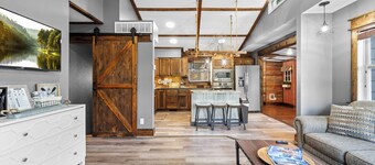 Dockside Lake House Retreat - Close to dining, shopping and night life.