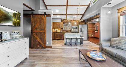 Dockside Lake House Retreat - Close to dining, shopping and night life.
