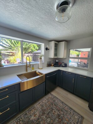 Private kitchen - Pirates Paradise Heated Saltwater Pool and Sauna (Fort Lauderdale)
