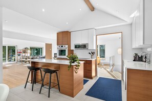 Wasserkocher mit Kaffee-/Teezubehör, Kühlschrank, Mikrowelle, Ofen