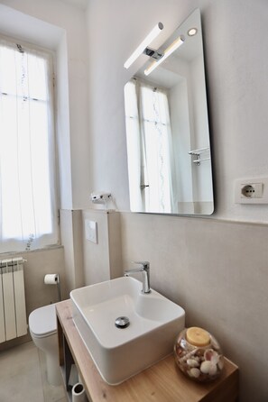 Shower, hair dryer, bidet, towels - Alex's House La Spezia Migliarina 10 min from Migliarina Station (La Spezia)