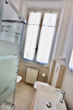 Shower, hair dryer, bidet, towels - Alex's House La Spezia Migliarina 10 min from Migliarina Station (La Spezia)