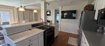 Newly Renovated large 5 bedr/3 bath luxury home in Oxford 1.2 miles from campus.