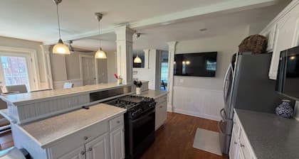 Newly Renovated large 5 bedr/3 bath luxury home in Oxford 1.2 miles from campus.