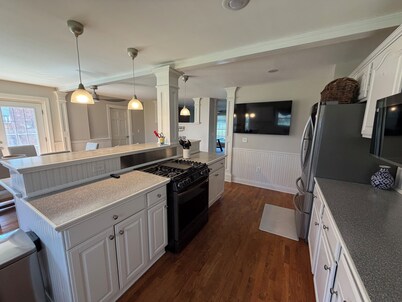 Newly Renovated large 5 bedr/3 bath luxury home in Oxford 1.2 miles from campus.