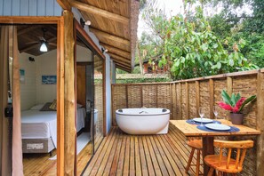 Terrace/patio - Just 10 minutes from the beach, a beautiful Tiny House nestled in the Atlantic Forest with a hot tub - Blue (Ubatuba)