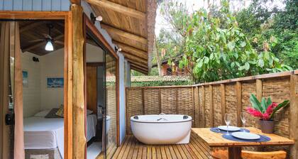 Just 10 minutes from the beach, a beautiful Tiny House nestled in the Atlantic Forest with a hot tub - Blue