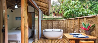 Just 10 minutes from the beach, a beautiful Tiny House nestled in the Atlantic Forest with a hot tub - Blue