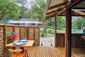 Outdoor dining - Just 10 minutes from the beach, a beautiful Tiny House nestled in the Atlantic Forest with a hot tub - Blue (Ubatuba)