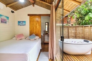 1 bedroom, free WiFi - Just 10 minutes from the beach, a beautiful Tiny House nestled in the Atlantic Forest with a hot tub - Blue (Ubatuba)