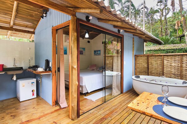 Room - Just 10 minutes from the beach, a beautiful Tiny House nestled in the Atlantic Forest with a hot tub - Blue (Ubatuba)