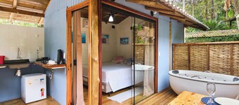 Just 10 minutes from the beach, a beautiful Tiny House nestled in the Atlantic Forest with a hot tub - Blue