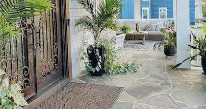 Luxury Coastal Retreat ✨ 5 min to Beach,Sleeps 10,BBQ + Patio
