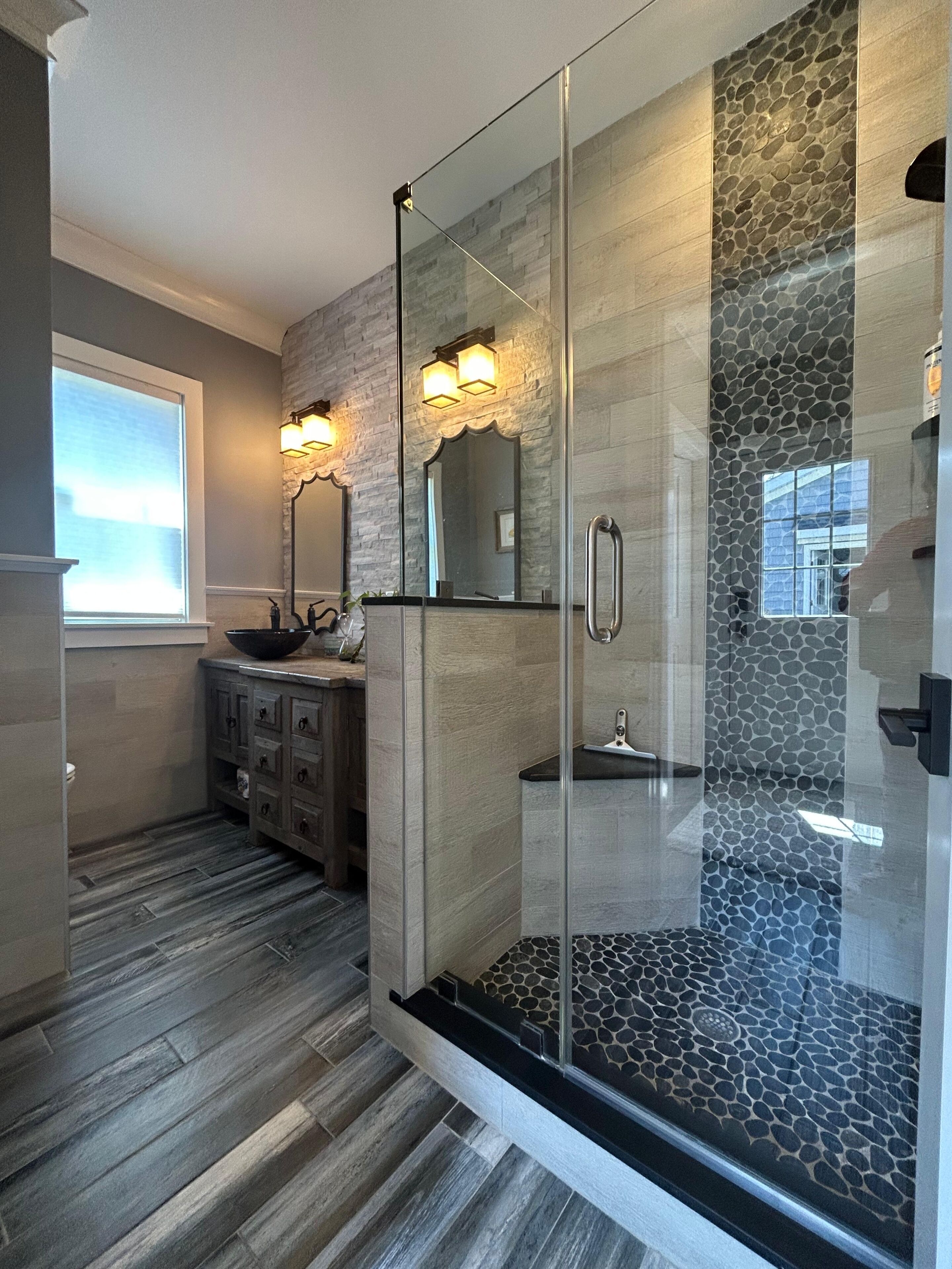Douche, baignoire à jets, sèche-cheveux, bidet