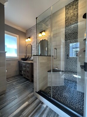 Shower, jetted bath, hair dryer, bidet - Luxury Coastal Retreat ✨ 5 min to Beach,Sleeps 10,BBQ + Patio (Long Branch)