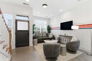 Smart TV - Modern 3BR w/ Rooftop • 10 Min to Broadway (Nashville)