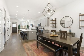 Dining - Modern 3BR w/ Rooftop • 10 Min to Broadway (Nashville)