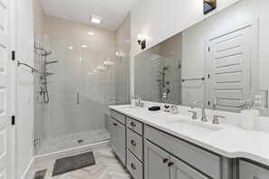 Hair dryer, towels, soap, shampoo - Modern 3BR w/ Rooftop • 10 Min to Broadway (Nashville)
