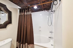 Een douche, een haardroger, handdoeken, shampoo