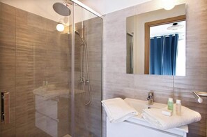 Dusche, Haartrockner, Handtücher, Shampoo