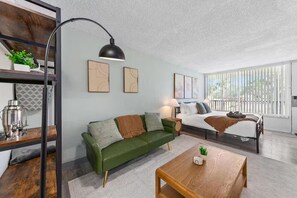 1 bedroom, iron/ironing board, WiFi, bed sheets - King Studio Getaway, 5 Minutes to DT and Jax U (Jacksonville)