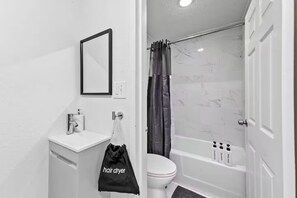 Hair dryer, towels, soap, toilet paper - King Studio Getaway, 5 Minutes to DT and Jax U (Jacksonville)