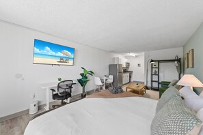 1 bedroom, iron/ironing board, WiFi, bed sheets - King Studio Getaway, 5 Minutes to DT and Jax U (Jacksonville)