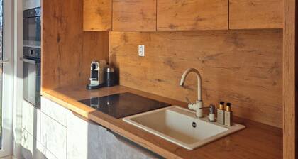 Garden Residence - Tranquil 2-Bedroom Apartment with private Garden & AC