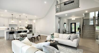 NEW Luxury Cobble Beach Golf Retreat w/ Games Room & Large Yard