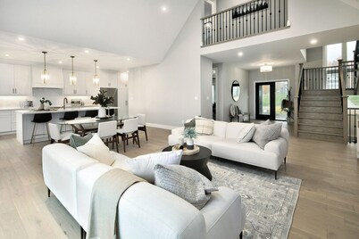 NEW Luxury Cobble Beach Golf Retreat w/ Games Room & Large Yard