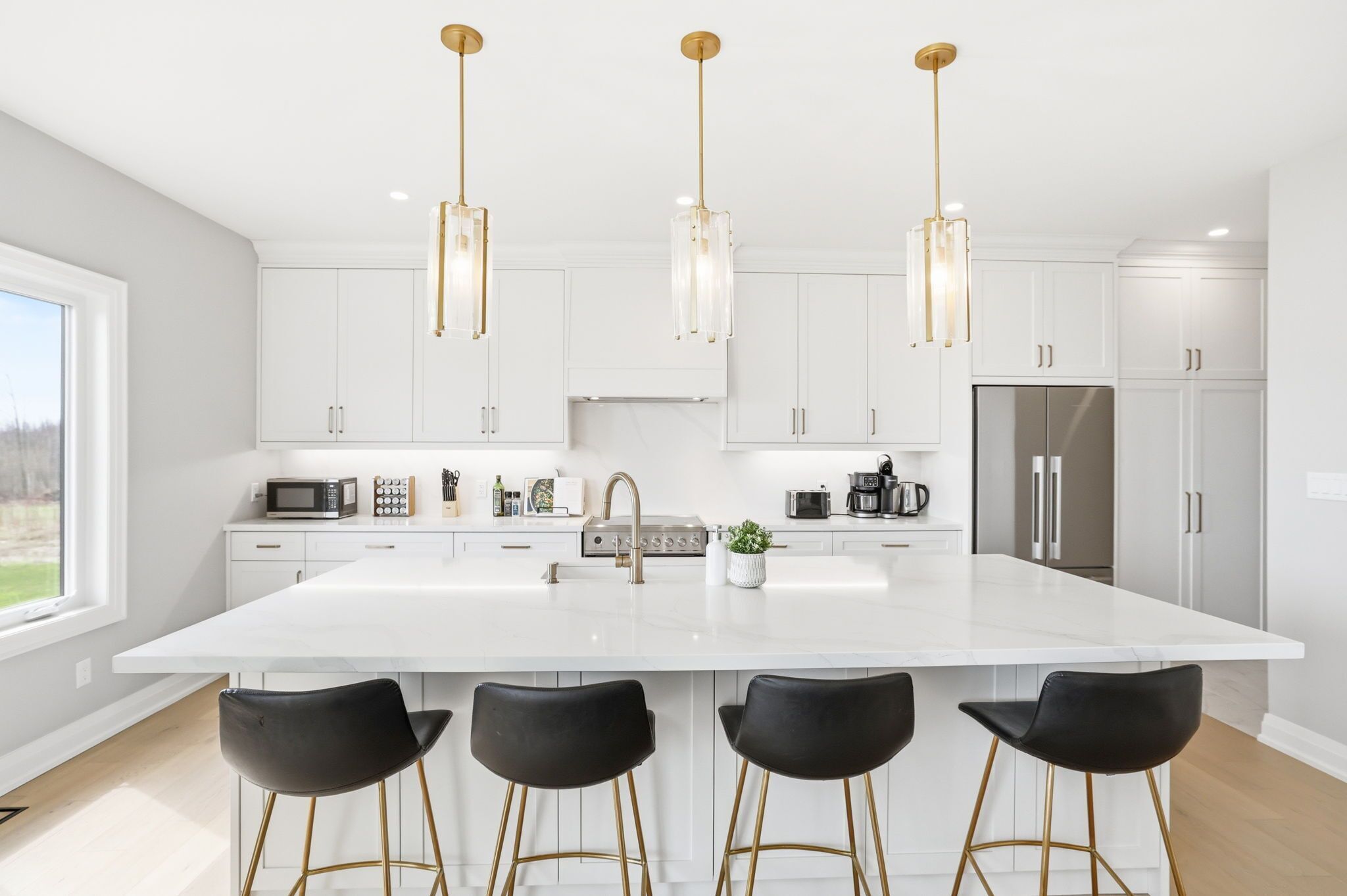 Réfrigérateur, four à micro-ondes, un four, surface de cuisson